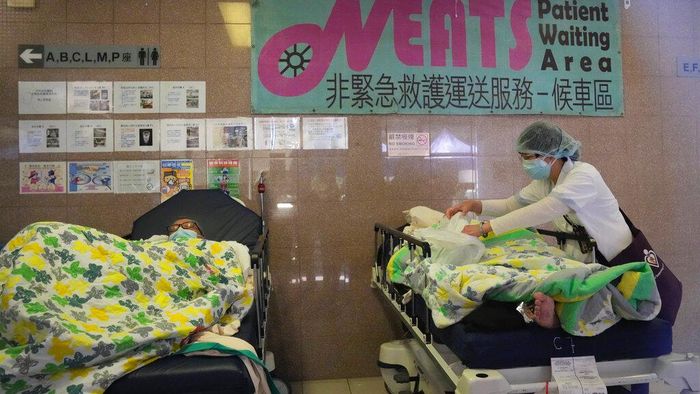 Sejumlah pasien non-COVID-19 dipindahkan dari RS Queen Elizabeth di Hong Kong. Diketahui, RS itu kini fokus merawat pasien COVID-19 dengan gejala serius.