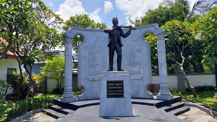 Memperingati hari musik nasional, komunitas seni di Surabaya berziarah ke makam WR Soepratman. Sekaligus memperingati hari kelahiran pencipta lagu Indonesia Raya tersebut, Rabu, 9/3/2022.