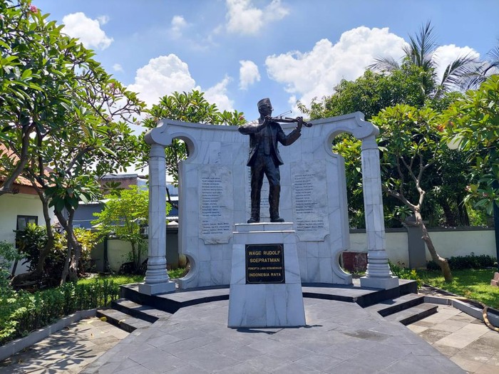 Memperingati hari musik nasional, komunitas seni di Surabaya berziarah ke makam WR Soepratman. Sekaligus memperingati hari kelahiran pencipta lagu Indonesia Raya tersebut, Rabu, 9/3/2022.