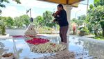 Tabur Bunga dan Mainkan Biola di Pusara WR Soepratman