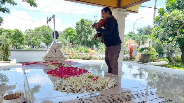 Memperingati hari musik nasional, komunitas seni di Surabaya berziarah ke makam WR Soepratman. Sekaligus memperingati hari kelahiran pencipta lagu Indonesia Raya tersebut, Rabu, 9/3/2022.