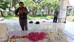 Tabur Bunga dan Mainkan Biola di Pusara WR Soepratman