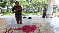 Saat berziarah, Arul Lamandau dari Komunitas Seni Petarung Kehidupan memainkan biola. Ia menggesek biola mengiringi musik mengheningkan cipta. Selain itu, ia dan rekan-rekannya pagi tadi telah menabur bunga di makam Pahlawan Nasional ini. Selain diiringi biola juga keyboard oleh tuna netra.