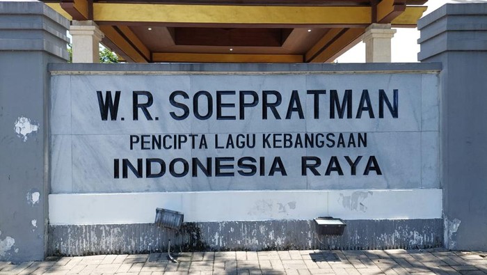 Memperingati hari musik nasional, komunitas seni di Surabaya berziarah ke makam WR Soepratman. Sekaligus memperingati hari kelahiran pencipta lagu Indonesia Raya tersebut, Rabu, 9/3/2022.