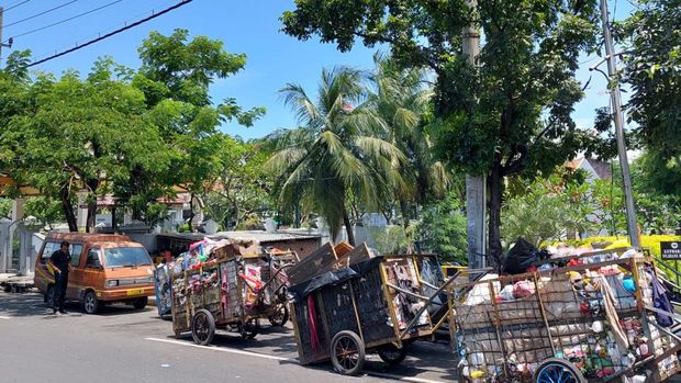 Memperingati hari musik nasional, komunitas seni di Surabaya berziarah ke makam WR Soepratman. Sekaligus memperingati hari kelahiran pencipta lagu Indonesia Raya tersebut, Rabu, 9/3/2022.