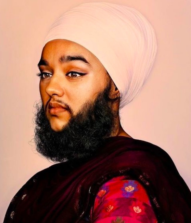 Harnaam Kaur, wanita keturunan India yang tinggal di Inggris itu menceritakan kesedihannya hidup dengan jenggot tebal. Saat masa puber, dia didiagnosa memiliki polycystic ovary syndrome (PCOS), kondisi di mana banyak dialami wanita yang berkaitan dengan tingkat hormon yang tidak seimbang.Foto: dok. Instagram/@harnaamkaur