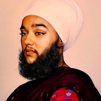 Harnaam Kaur, wanita keturunan India yang tinggal di Inggris itu menceritakan kesedihannya hidup dengan jenggot tebal. Saat masa puber, dia didiagnosa memiliki polycystic ovary syndrome (PCOS), kondisi di mana banyak dialami wanita yang berkaitan dengan tingkat hormon yang tidak seimbang.Foto: dok. Instagram/@harnaamkaur