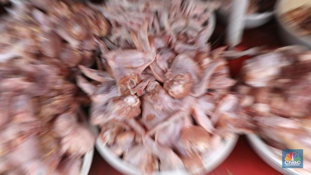 Pedagang melayani pembeli daging ayam di pasar Kebayoran lama, Jakarta, Rabu (9/3/2022). Harga daging ayam di pasaran terus merangkak naik meski belum memasuki bulan Ramadan. (CNBC Indonesia/ Tri Susilo)