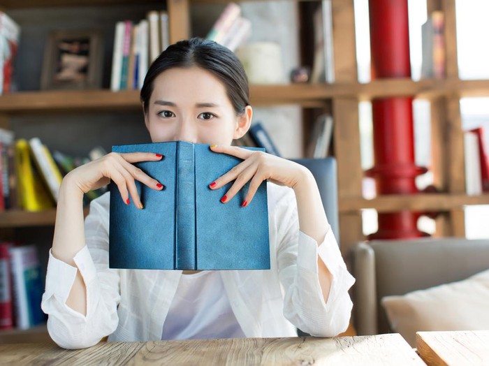 ilustrasi wanita chinese female students in the library, reading a person alone