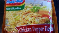 Varian ayam lada hitam juga tak tersedia di Indonesia. Indomie varian ini hanya beredar di Belanda. Pecinta lada pastinya akan menyukai varian satu ini karena begitu kuah disantap rasa pedas dari lada langsung menusuk. Foto: Twitter @txtdarikuliner
