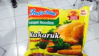 Indomie varian Kakaruk, bisa kamu temui di India. Tertulis produk eskpor pada kemasan yang menandakan Indomie ini tak ada di Indonesia. Kakuruk artinya kaldu ayam, cita rasa gurih dari ayam terasa kuat di lidah. Foto: Twitter @txtdarikuliner