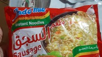 Uniknya Indomie berkuah rasa sosis satu ini. Disajikan berkuah dengan cita rasa sosis yang kuat. Sayangnya untuk penyajian mie ini tidak terdapat potongan sosis kering. Untuk varian Indomie ini bisa kamu temui di Arab Saudi ya! Foto: Twitter @txtdarikuliner