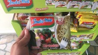 Ada juga Indomie varian sup kaldu sayuran dengan nama Tarladan. Pecinta sayuran pasti akan menyukai varian rasa satu ini. Kaldunya terbuat dari sayuran brokoli, wortel, dan lainnya. Kamu tak akan menemukannya di Indonesia foodies!  Foto: Twitter @txtdarikuliner