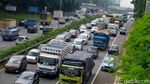 Ingat Gaes, Bahu Jalan Tol Bukan untuk Nyalip Saat Macet