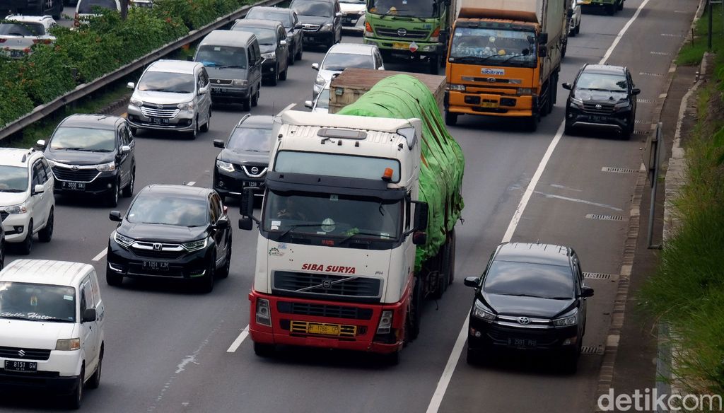 Masih ada saja pengendara mobil yang nekat menyalip lewat bahu jalan tol jika lalu-lintas macet. Padahal bahu jalan tol digunakan hanya untuk keperluan darurat.