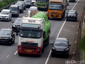 Ngeri! Bahu Jalan Tol Dipakai Nyalip, Padahal Ada Mobil Darurat Berhenti