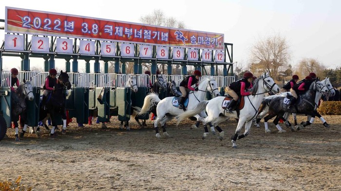 Korea Utara gelar acara untuk peringati Hari Perempuan Internasional. Salah satu kegiatan yang digelar adalah lomba balap kuda yang diikuti oleh sejumlah wanita