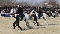 Sejumlah atraksi pun ditampilkan dalam upacara permainan berkuda yang diselenggarakan di Klub berkuda Mirim yang berlokasi di Pyongyang, Korea Utara. AP Photo/Jon Chol Jin. 