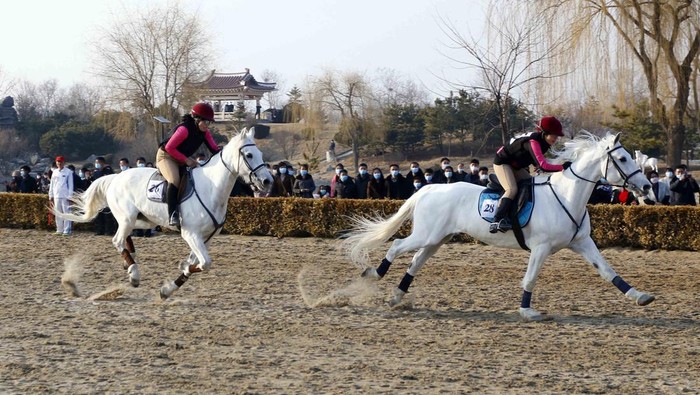 Korea Utara gelar acara untuk peringati Hari Perempuan Internasional. Salah satu kegiatan yang digelar adalah lomba balap kuda yang diikuti oleh sejumlah wanita