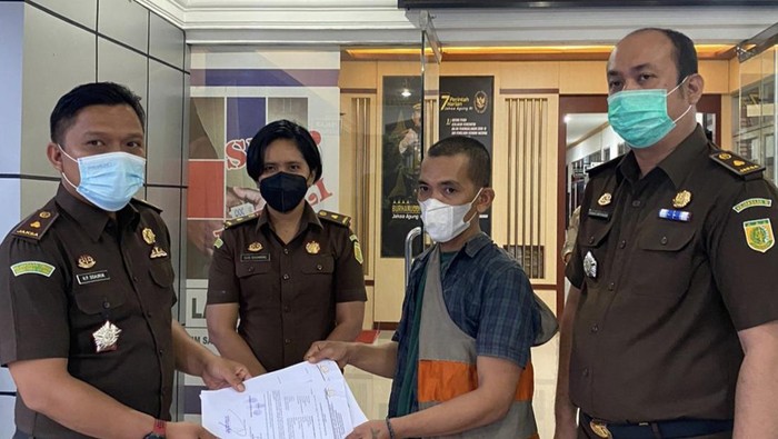 Jaksa Kejari Labuhanbatu bersama salah satu tersangka