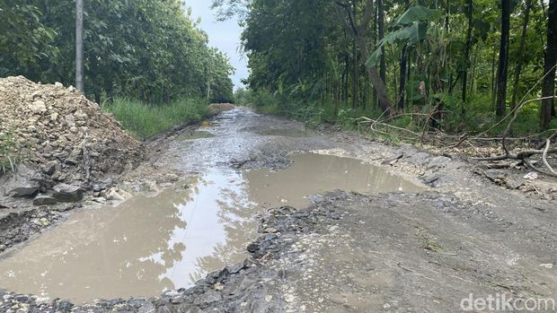 Jalan di Kecamatan Kradenan, Blora yang rusak parah, Rabu (9/3/2022).