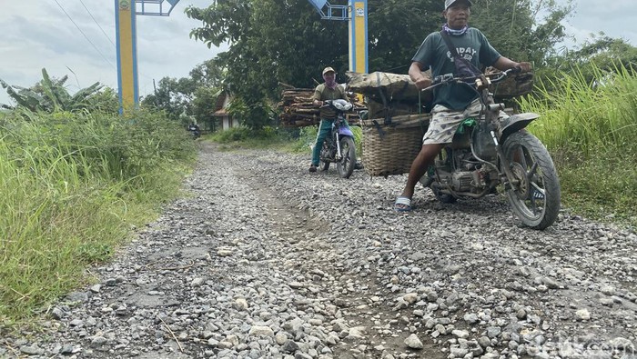 Jalan di Kecamatan Kradenan, Blora yang rusak parah, Rabu (9/3/2022).