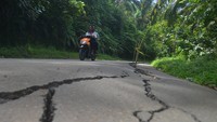 Hal ini membuat mobil dan truk harus bergantian saat melintasi jalan ini.