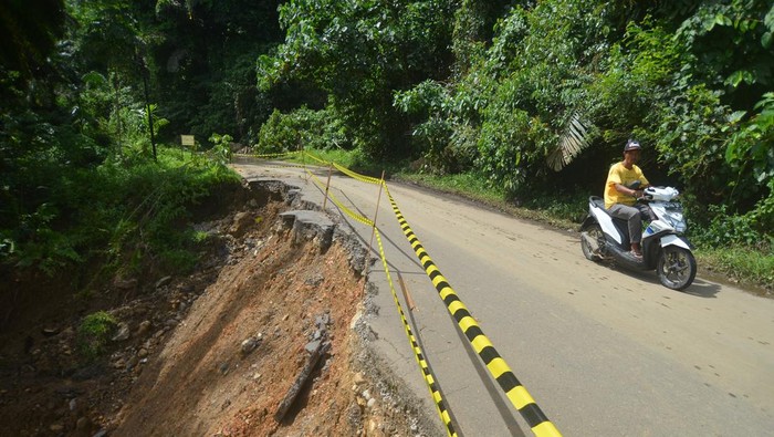 JALAN RUSAK AKIBAT GEMPA DI PASAMAN BARAT Pengendara melintas di jalan yang rusak akibat gempa, di Rimbo Kejahatan, Kabupaten Pasaman Barat, Sumatera Barat, Rabu (9/3/2022). Akses jalan dari Kabupaten Pasaman Barat ke Kabupaten Pasaman melalui Rimbo kejahatan masih banyak terdapat titik rawan longsor dan badan jalan yang rusak akibat gempa sehingga harus dilewati bergantian untuk mobil dan truk. ANTARA FOTO/Iggoy el Fitra/aww.
