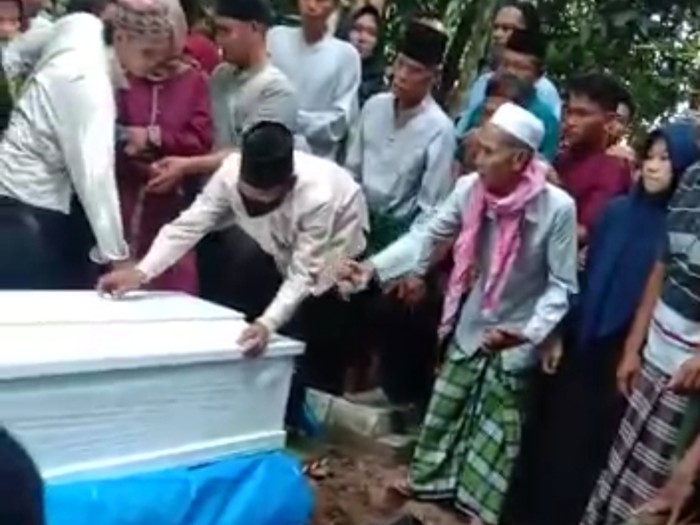 Jenazah Jamaludin (21), korban penyerangan teroris KKB di Papua dimakamkan di TPU Kampung Pasireurih, Desa Mekarsari, Kecamatan Rangkasbitung, Lebak, Banten. (dok Istimewa)