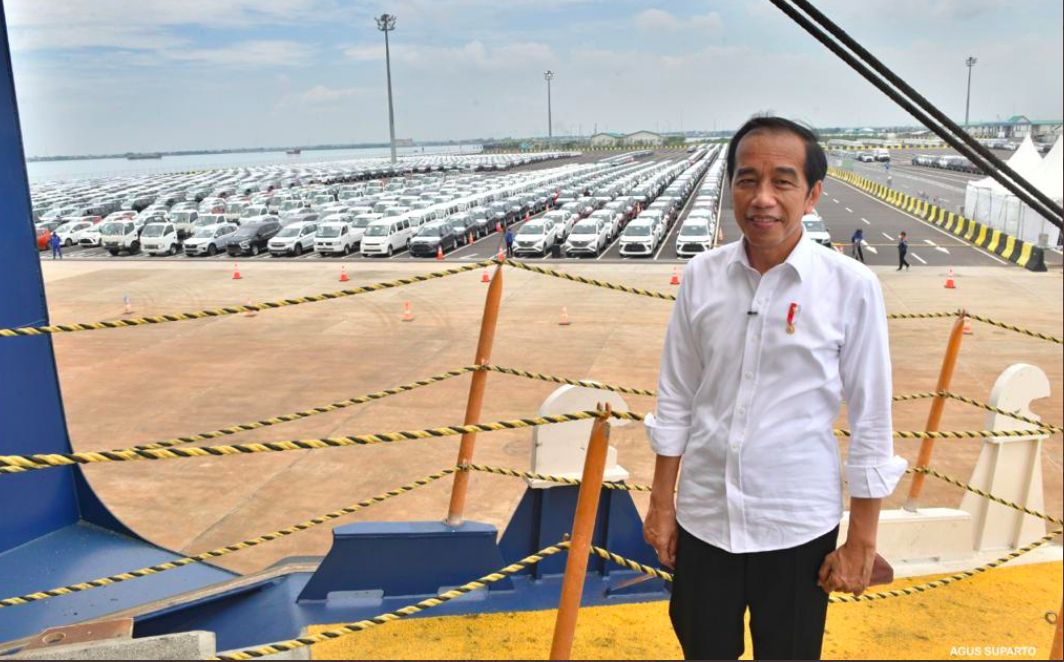 Jokowi saat meninjau ekspor mobil di Pelabuhan Patimban