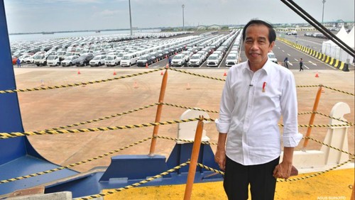 Jokowi saat meninjau ekspor mobil di Pelabuhan Patimban
