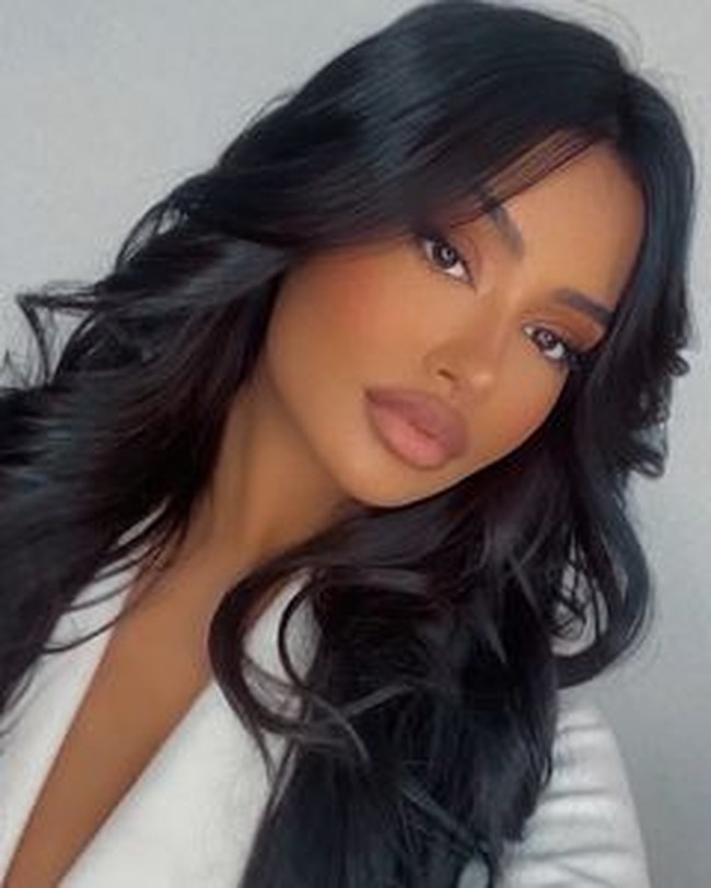 Punya wajah mirip Kylie Jenner yang jadi acuan banyak wanita ternyata juga ada dampak kurang menyenangkannya. Julia mengaku sering dibilang punya wajah yang mengintimidasi bahkan disebut versi Walmart dari Kylie.Foto: Instagram@juju.brazil