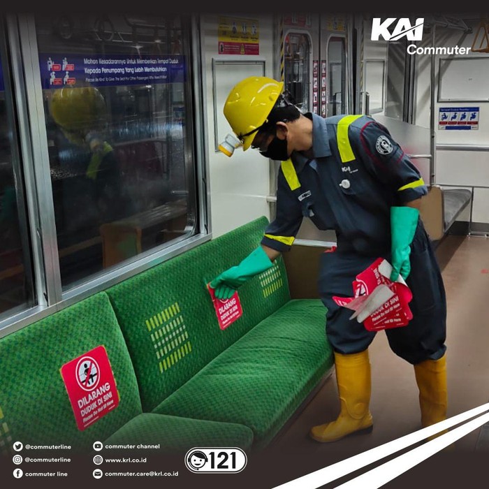 KAI Commuter hapus marka atau tanda jaga jarak di kursi penumpang KRL, Rabu (9/3/2022).