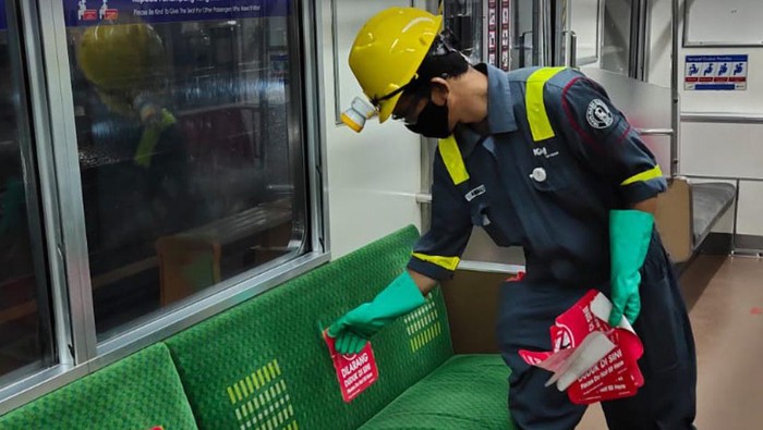 KAI Commuter hapus marka atau tanda jaga jarak di kursi penumpang KRL, Rabu (9/3/2022).