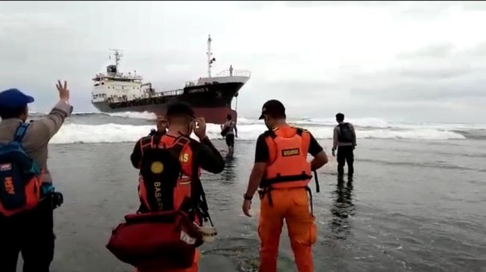 Kapal karam di perairan Garut.