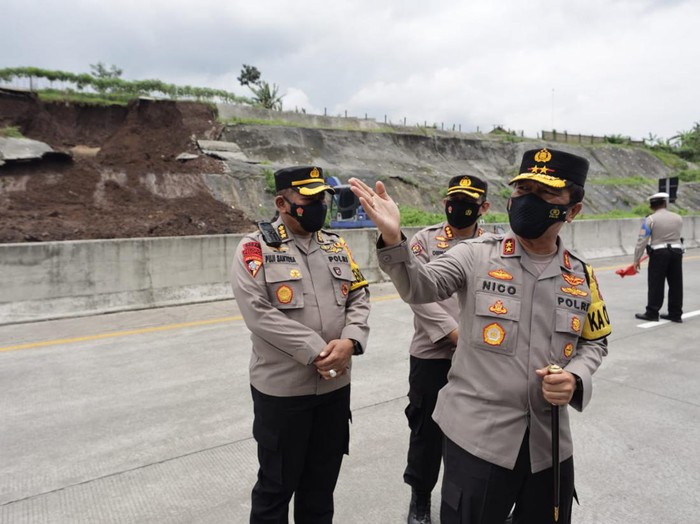 Kapolda Jatim meninjau tol Pandaan-Malang yang sempat longsor