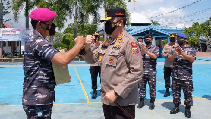 Kapolda Riau Kunjungi 4 Mako TNI di Dumai Kapolda Riau Irjen Mohammad Iqbal datangi 4 markas komando (Mako) TNI di Dumai, Riau. Iqbal berterima kasih atas sinergitas dengan TNI dalam program vaksinasi.
