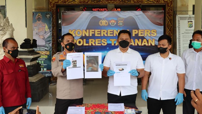 Kapolres Tabanan AKBP Ranefli Dian Candra Saat Konpers