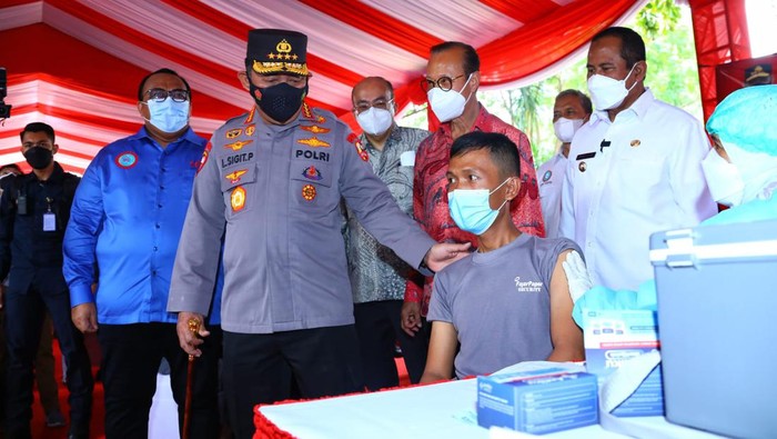 Kapolri Jenderal Listyo Sigit Prabowo meninjau vaksinasi dosis ketiga untuk elemen buruh