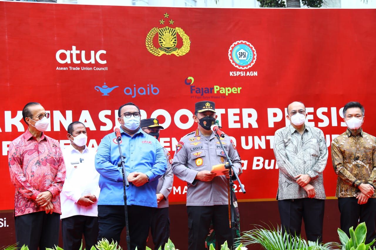 Kapolri Jenderal Listyo Sigit Prabowo meninjau vaksinasi dosis ketiga untuk elemen buruh