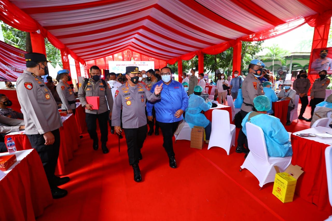 Kapolri Jenderal Listyo Sigit Prabowo meninjau vaksinasi dosis ketiga untuk elemen buruh