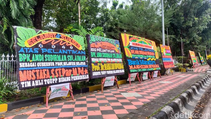 Karangan bunga mulai berdatangan jelang pelantikan gubernur sulsel 2022. (Ibnu Munsir/detikcom)