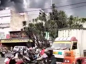 Pabrik Sepatu Sidoarjo yang Terbakar di Tengah Permukiman, Warga Panik