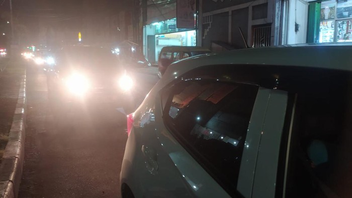 Kebakaran pabrik sepatu di Jalan Raya Pundi, Desa Wadungasri, Waru, Sidoarjo, menyebabkan arus lalu lintas macet