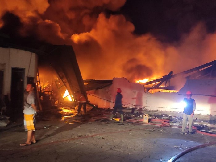 kebakaran pabrik sepatu di sidoarjo