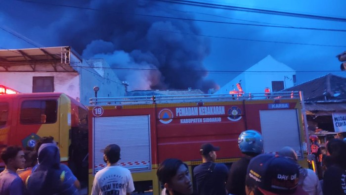 kebakaran pabrik sepatu di sidoarjo