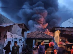 Ratusan Karyawan Berhamburan Keluar Saat Pabrik Sepatu di Sidoarjo Terbakar