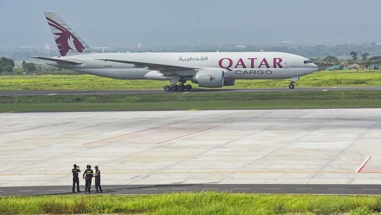 KEDATANGAN LOGISTIK MOTOGP MANDALIKA Truk membawa logistik untuk MotoGP usai bongkar muat dari pesawat kargo Boeing 777 Freighter Qatar Airways di Bandara Internasional Lombok (BIL), Praya, Lombok Tengah, NTB, Rabu (9/3/2022). Pesawat dengan nomor penerbangan QR8062 dari Doha tersebut membawa logistik seberat 89.900 kg kargo berupa motor, mesin dan perangkat lainnya yang akan digunakan pada MotoGP di Sirkuit Mandalika 18-20 Maret 2022. ANTARA FOTO/Ahmad Subaidi/aww.