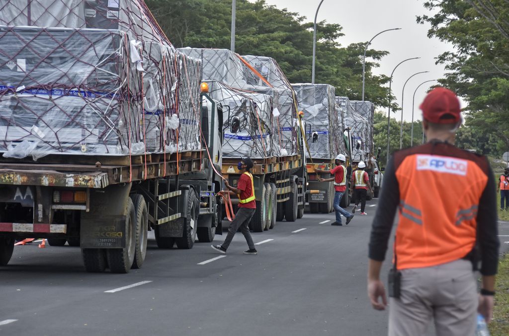 Truk membawa logistik untuk MotoGP usai bongkar muat dari pesawat kargo Boeing 777 Freighter Qatar Airways di Bandara Internasional Lombok (BIL), Praya, Lombok Tengah, NTB, Rabu (9/3/2022). Pesawat dengan nomor penerbangan QR8062 dari Doha tersebut membawa logistik seberat 89.900 kg kargo berupa motor, mesin dan perangkat lainnya yang akan digunakan pada MotoGP di Sirkuit Mandalika 18-20 Maret 2022. ANTARA FOTO/Ahmad Subaidi/aww.