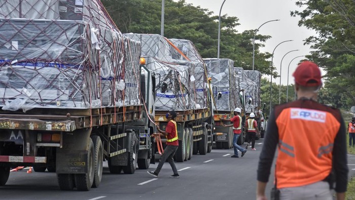 KEDATANGAN LOGISTIK MOTOGP MANDALIKA Truk membawa logistik untuk MotoGP usai bongkar muat dari pesawat kargo Boeing 777 Freighter Qatar Airways di Bandara Internasional Lombok (BIL), Praya, Lombok Tengah, NTB, Rabu (9/3/2022). Pesawat dengan nomor penerbangan QR8062 dari Doha tersebut membawa logistik seberat 89.900 kg kargo berupa motor, mesin dan perangkat lainnya yang akan digunakan pada MotoGP di Sirkuit Mandalika 18-20 Maret 2022. ANTARA FOTO/Ahmad Subaidi/aww.